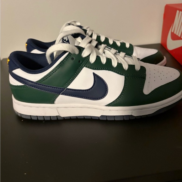 Nike Dunk Low Green and White Shoes - Picture 2 of 4